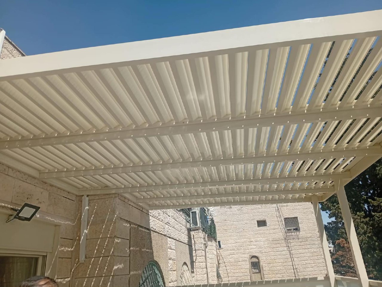 برجولة مع إضاءة خارجية