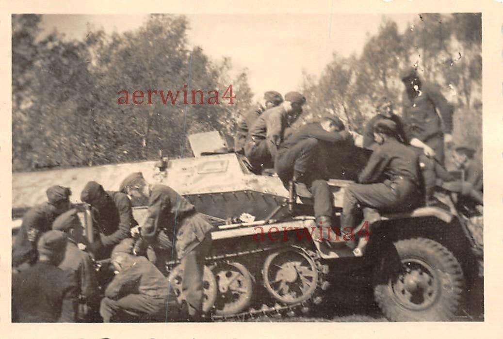 Reparatur am Schützenpanzerwagen Sd.Kfz.251 Charkow Ostfront