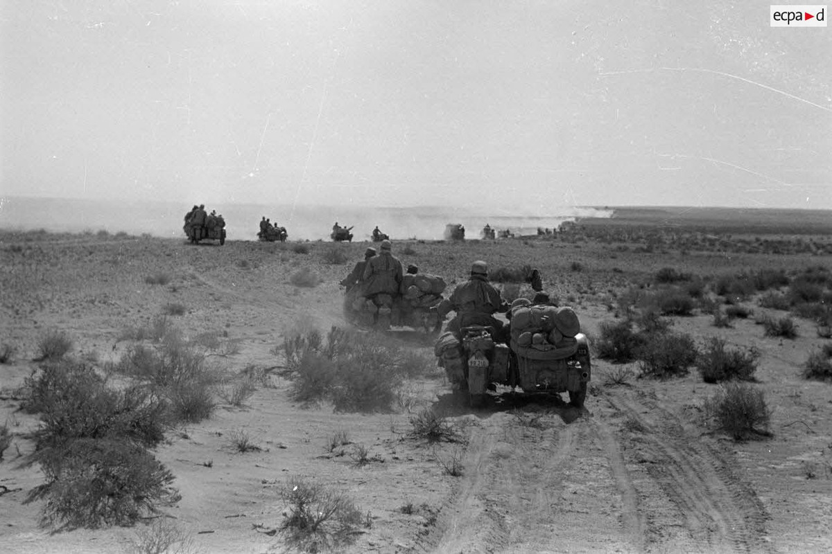 Side-cars qui roulent dans le désert.1942.