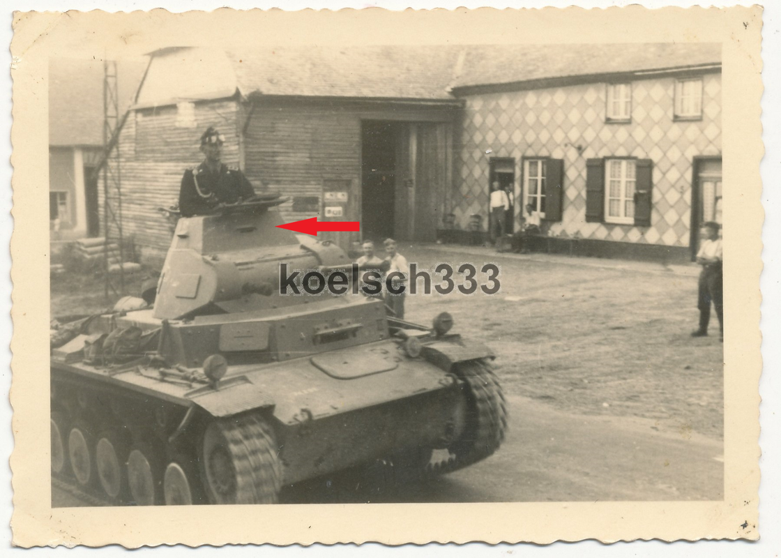 Foto Kommandant im Befehlspanzer II mit erhöhtem Panzerturm auf dem Marsch ... !
