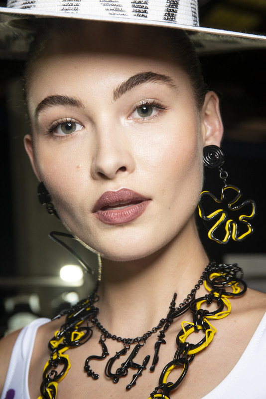 Moschino Spring 2019 Backstage yFiMs8-c406x