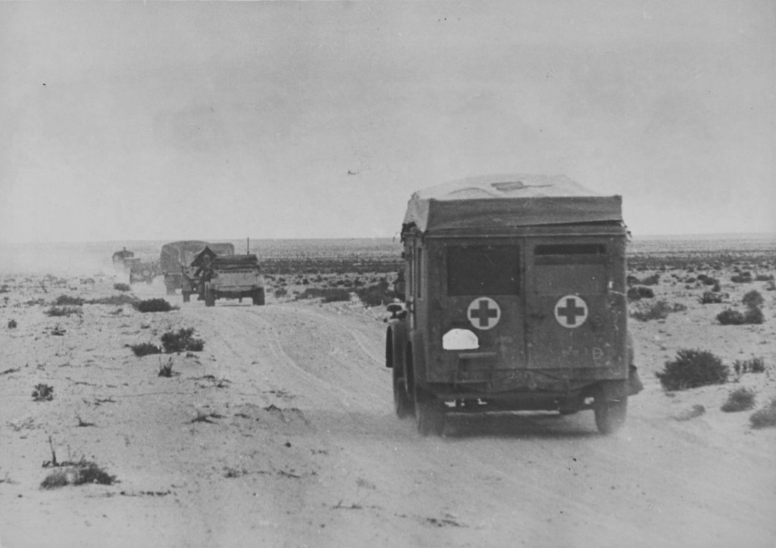 Колонна немецкой автомобильной техники на марше по пустыне в северной Африке.