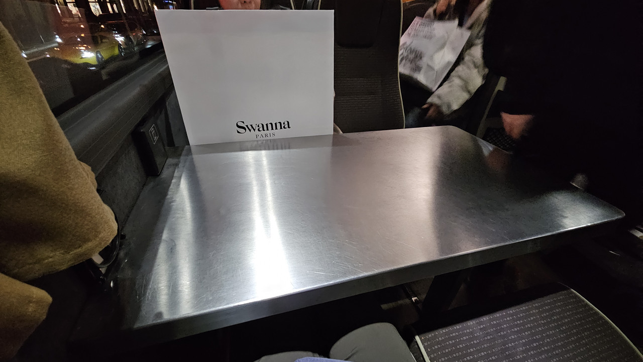 第一次看到車子上有大桌子的