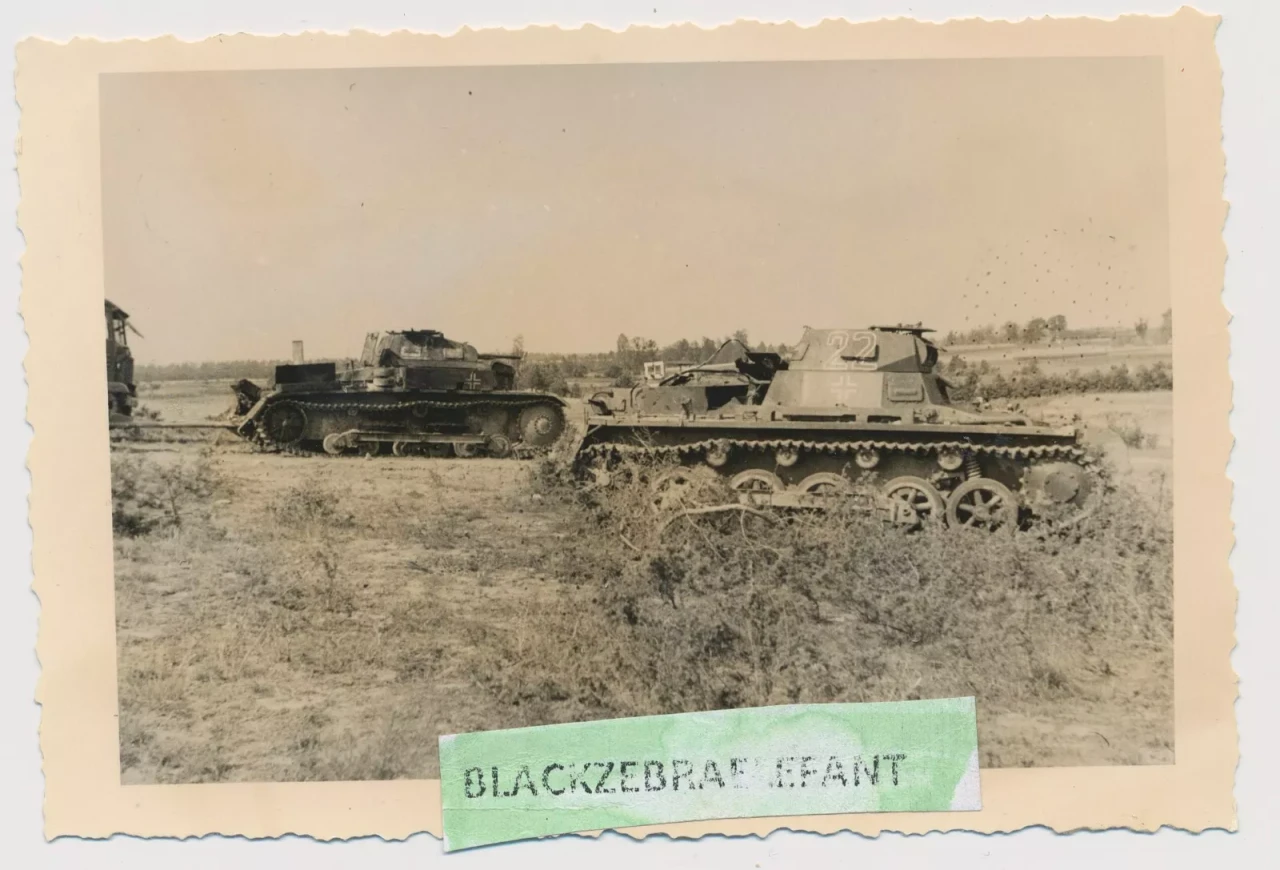 2339 Foto wk2 Deutsche Panzer TANK Nummer 22 auf Schlachtfeld