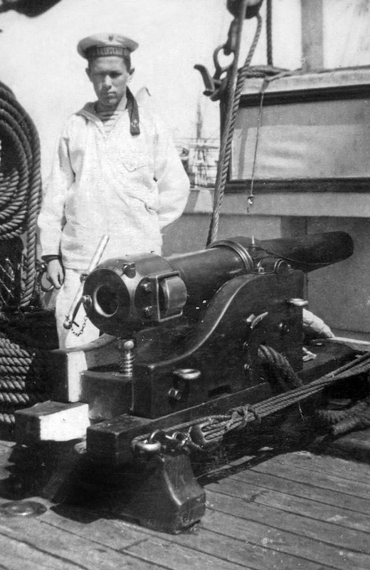 Матрос_у_орудия_на_корвете_Боярин