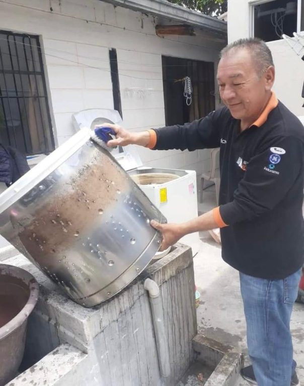 Técnico reparando refrigeradora