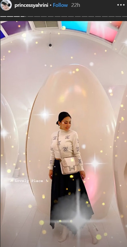 Syahrini berpose cantik di London