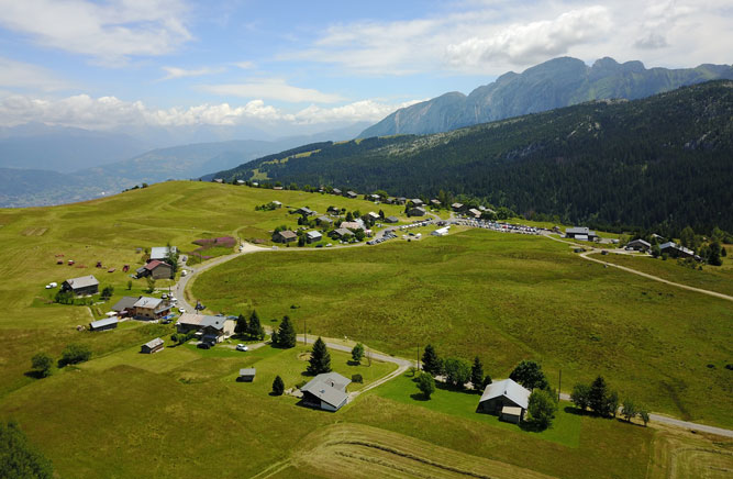 Laltopiano di Solaison, sede darrivo della tappa regina del Delfinato (www.dronestagr.am)