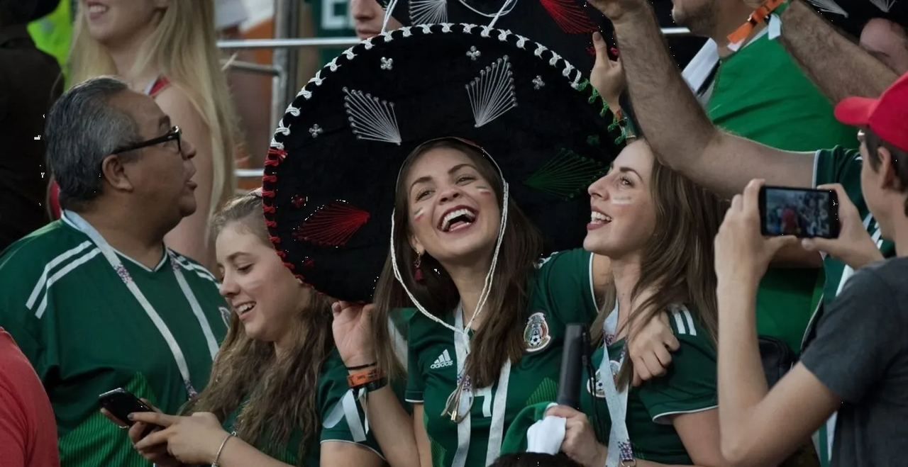 Hinchas árabes son albureados en Qatar, aficionados del Tri hacen de las suyas