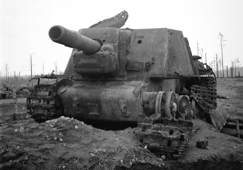 Su-152 soviético destruido frente a posiciones alemanas en Karelia