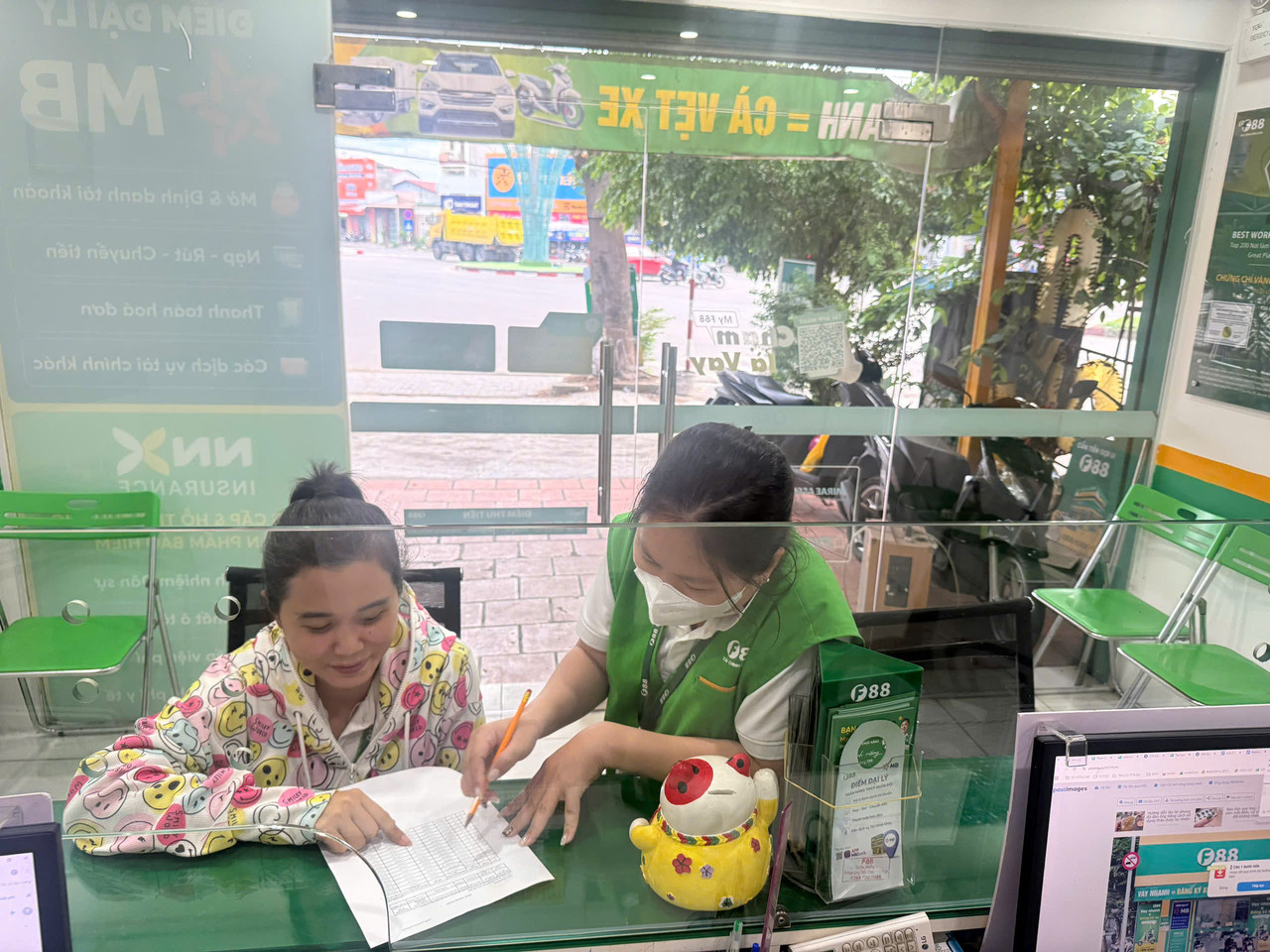 Nhân viên F88 hỗ trợ tại phòng giao dịch 198 Trần Phú