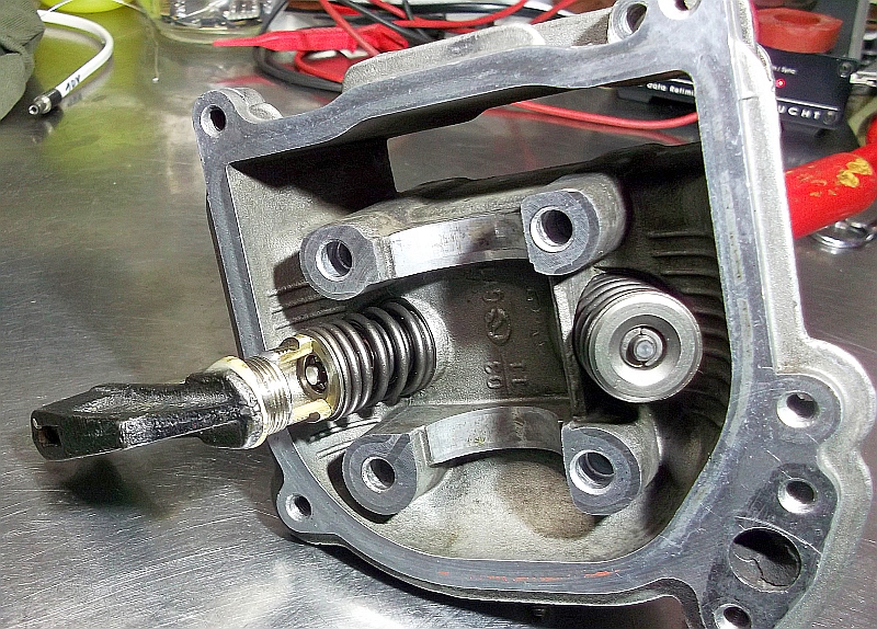 [Bild: 2025-Zylindertausch-048-Federnspanner.jpg]