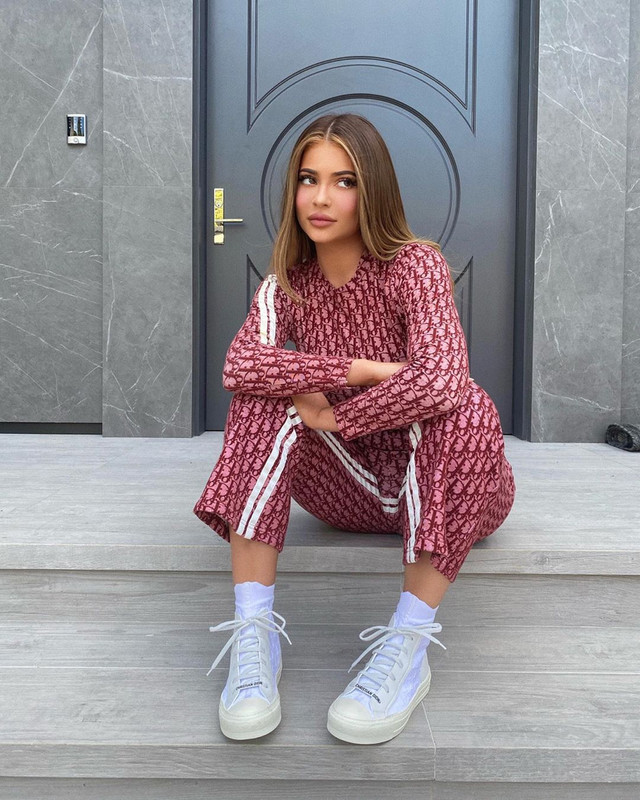 7 Potret #DiRumahAja ala Kylie Jenner, fashionable dan kece abis