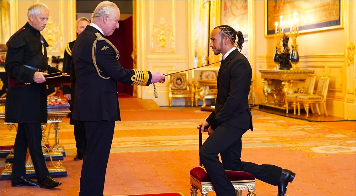 Lewis Hamilton es nombrado Sir por el Príncipe Carlos