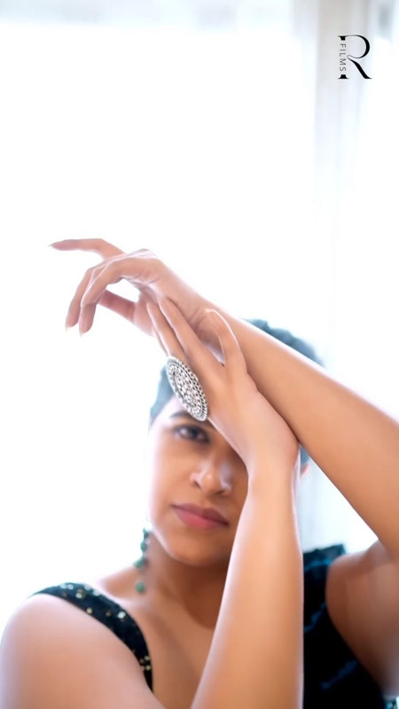 sadhika venugopa sexy in blue saree.mp4_snapshot_00.00.279