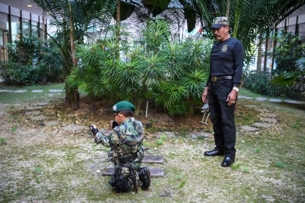 melatih cucunya untuk kedaulatan negara