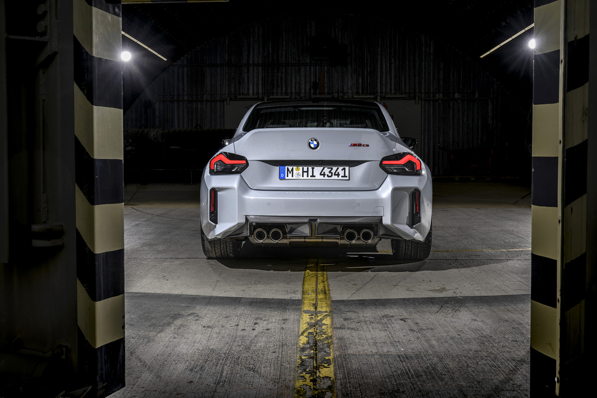 P90600869_highRes_the-new-bmw-m2-cs