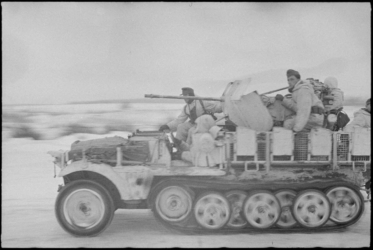 Un semi-chenillé (Sd.kfz.10-4) équipé d'un canon de 2 cm Flak 38 durant la bataille de Witebsk.
