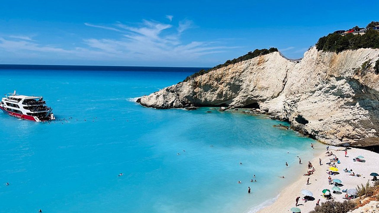 Menelusuri Keindahan Pantai Porto Katsiki yang Berada di Yunani