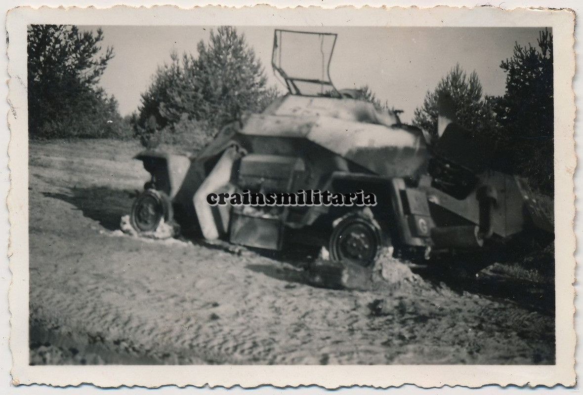 Orig. Foto zerstörte SdKfz 222 Panzerspähwagen Panzer b. PARICZI