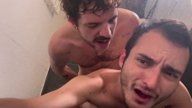 Raw-Fuck-Club-Berlin-shower-Fuck.jpg