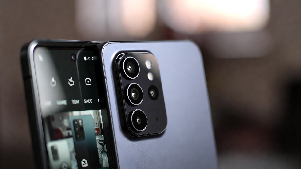 Foldable phone camera system and photography features