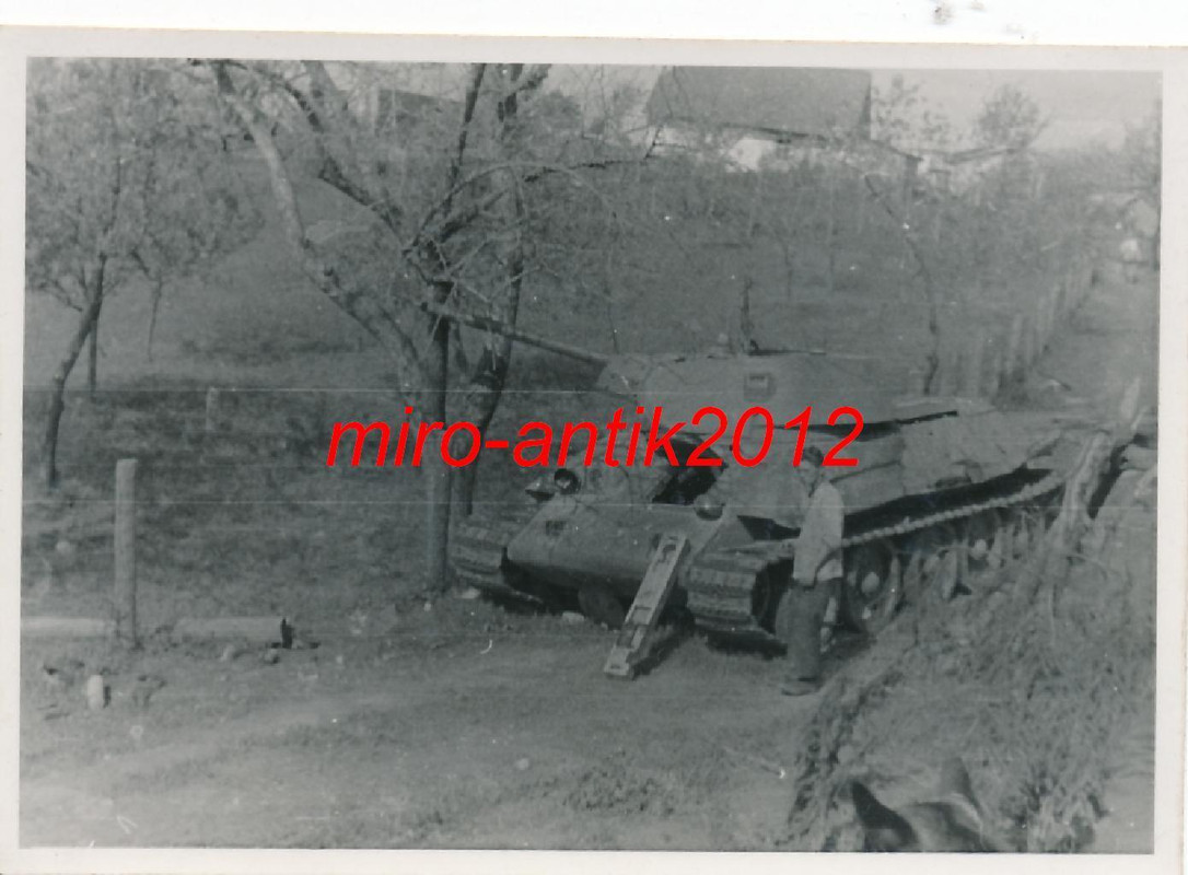 Foto, Wehrmacht, zerstörter mittlerer Panzer T-34, Russland