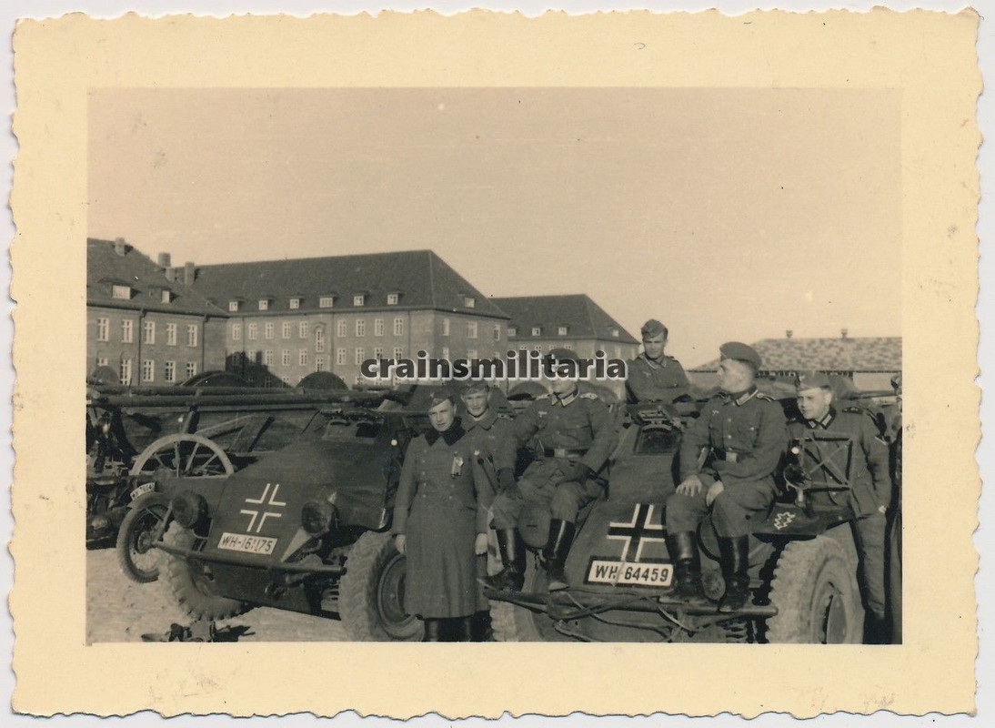 Orig. Foto Soldaten bei SdKfz 221 Panzerspähwage