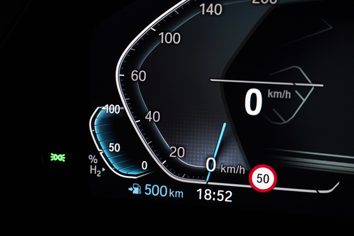 P90494450_highRes_bmw-ix5-hydrogen-on-