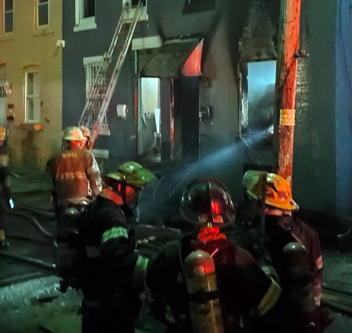 4 personas, incluidos 3 niños, mueren en un incendio 'devastador' en Filadelfia