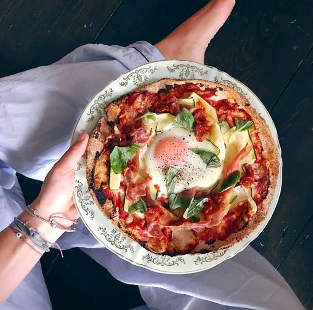 Муж фитнес-блогерши пародирует и троллит свою жену в Instagram