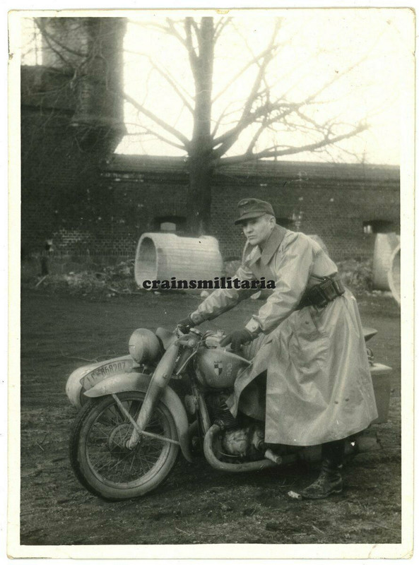Orig. Foto Kradmelder Motorrad m. Wappen in KÖNIGSBERG Endkampf 1945 Russland