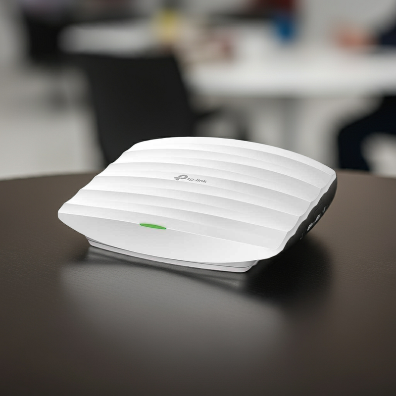 Access Point TP-Link EAP110 instalado no teto de um escritório