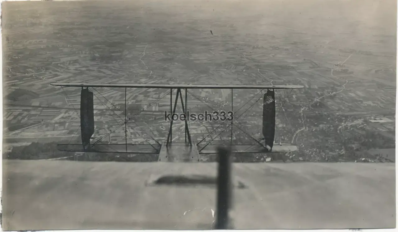 Foto Leitwerk von einem Doppeldecker Riesenflugzeug im Flug über der Westfront