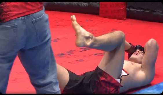 ММА боец отпразнува победа със салто и си счупи крака