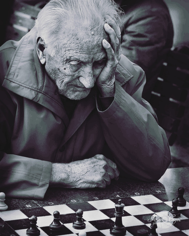 blacknwhiteoldmanchess.jpg