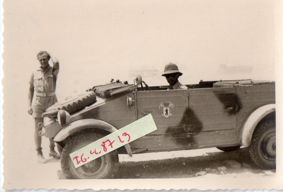 Kübelwagen mit Tarnung u. Staffelabzeichen !