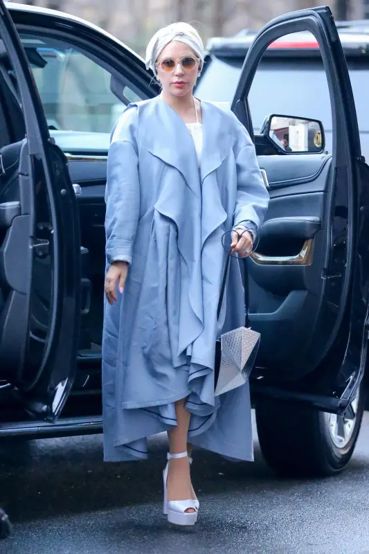 12-24-15-Arriving-at-her-apartment-in-NY