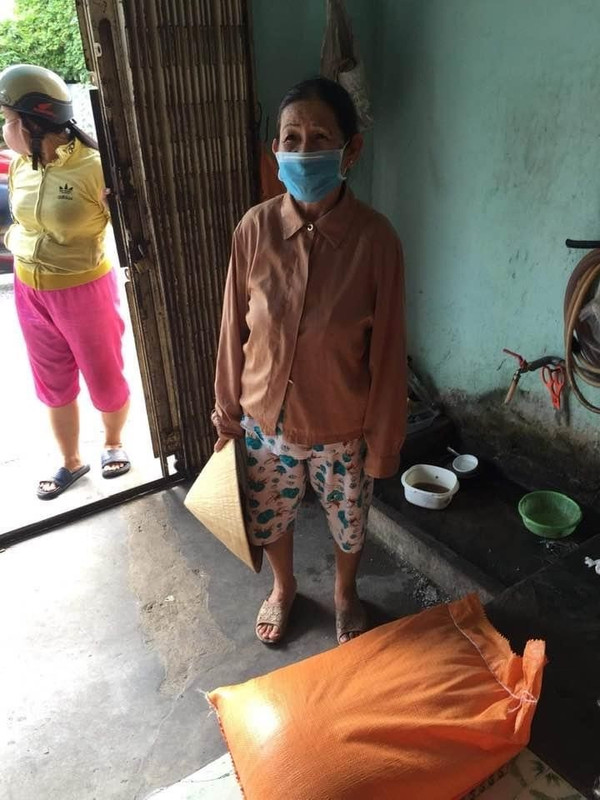 Hình ảnh phát gạo mì cho khu cách ly "Hòn Rớ" Nha Trang 6