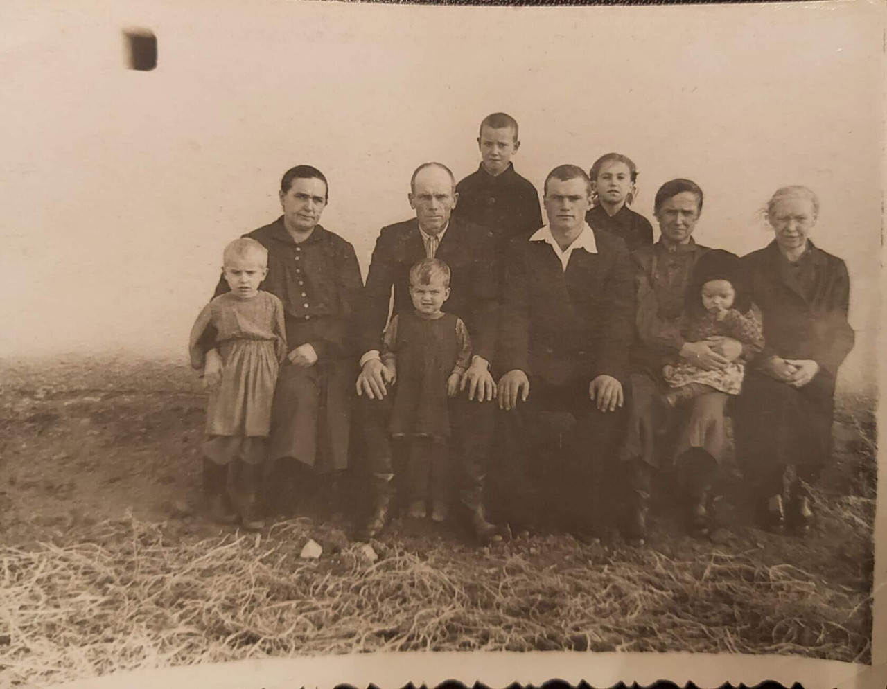 Katharina Margaretha Herdt geb Schwarzkopf geb 1913 mit ihrer Familie in Kamischino Kustanaj Ka