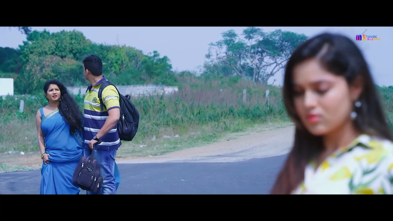 Shubha Poonja  Hot Scenes from an old tulu movie.mp4_snapshot_09.54.362