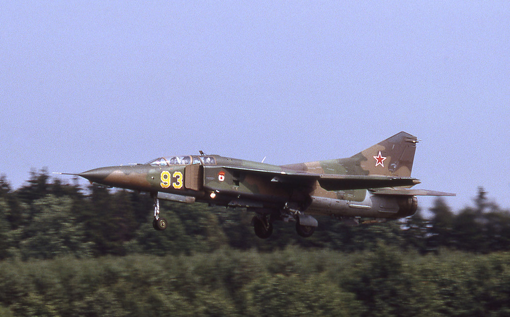 19 GvAPIB Mig-23UB 93 Yellow (3)