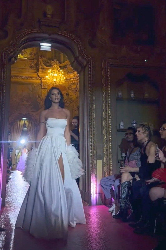 Antonella Fiordelisi in passerella a Milano Fashion Tour 2023 Antonella Fiordelisi in passerella a Milano Fashion Tour 2023