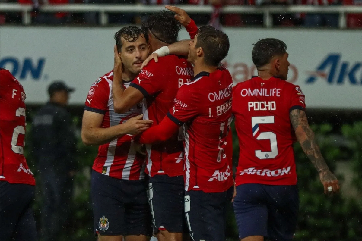 Baja inesperada para Chivas: Pierden a este titular a días de debutar en Liga MX