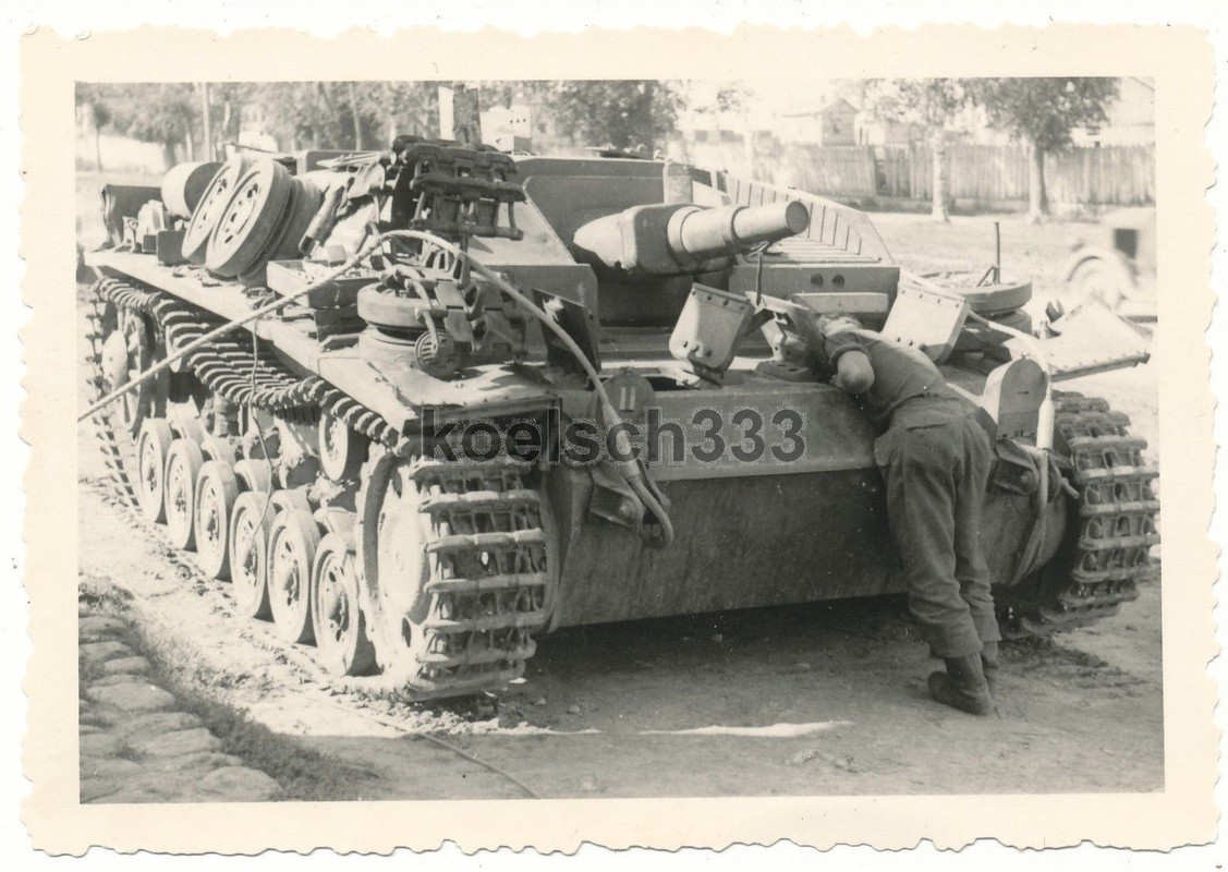 Foto Sturmgeschütz Panzermann an der Fahrerluke 