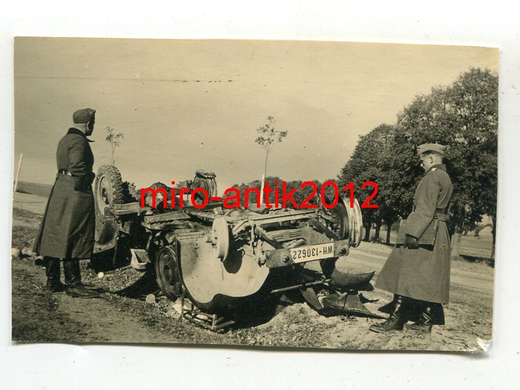 Foto, Wehrmacht, Soldaten an zerstörtem PKW, Koc