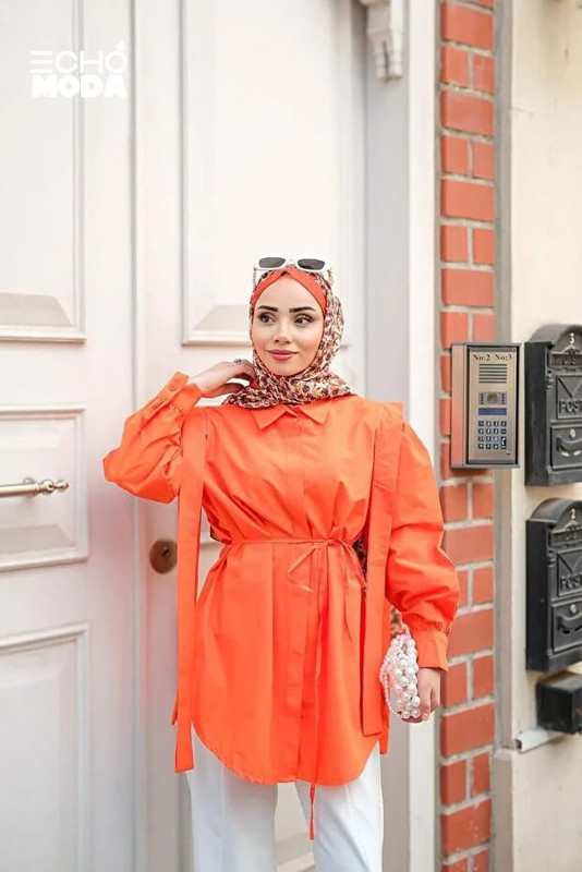 بلوزة طويلة بستايل كاجوال يمكن ارتداؤها مع بنطال أبيض لإطلالة أنيقة في الخروج. بلوزة طويلة بستايل كاجوال يمكن ارتداؤها مع بنطال أبيض لإطلالة أنيقة في الخروج.