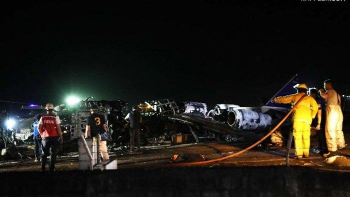 Bangkai pesawat Lionair yang jatuh di Bandara Manila Minggu (29/3/2020) malam.