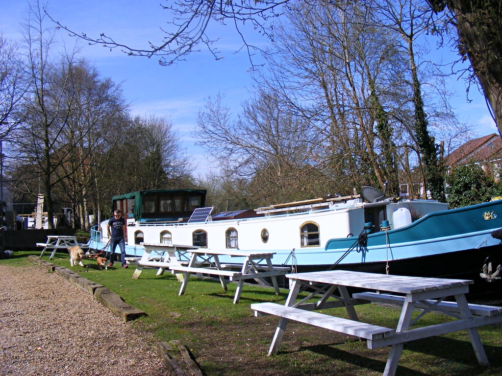 blue-boat-canal-towpath-berkhamsted-HD.jpg