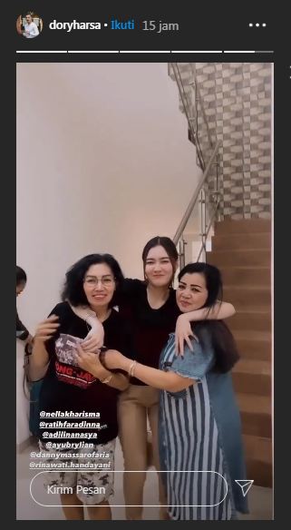 Nella Kharisma memeluk sang ibu dan mertuanya
